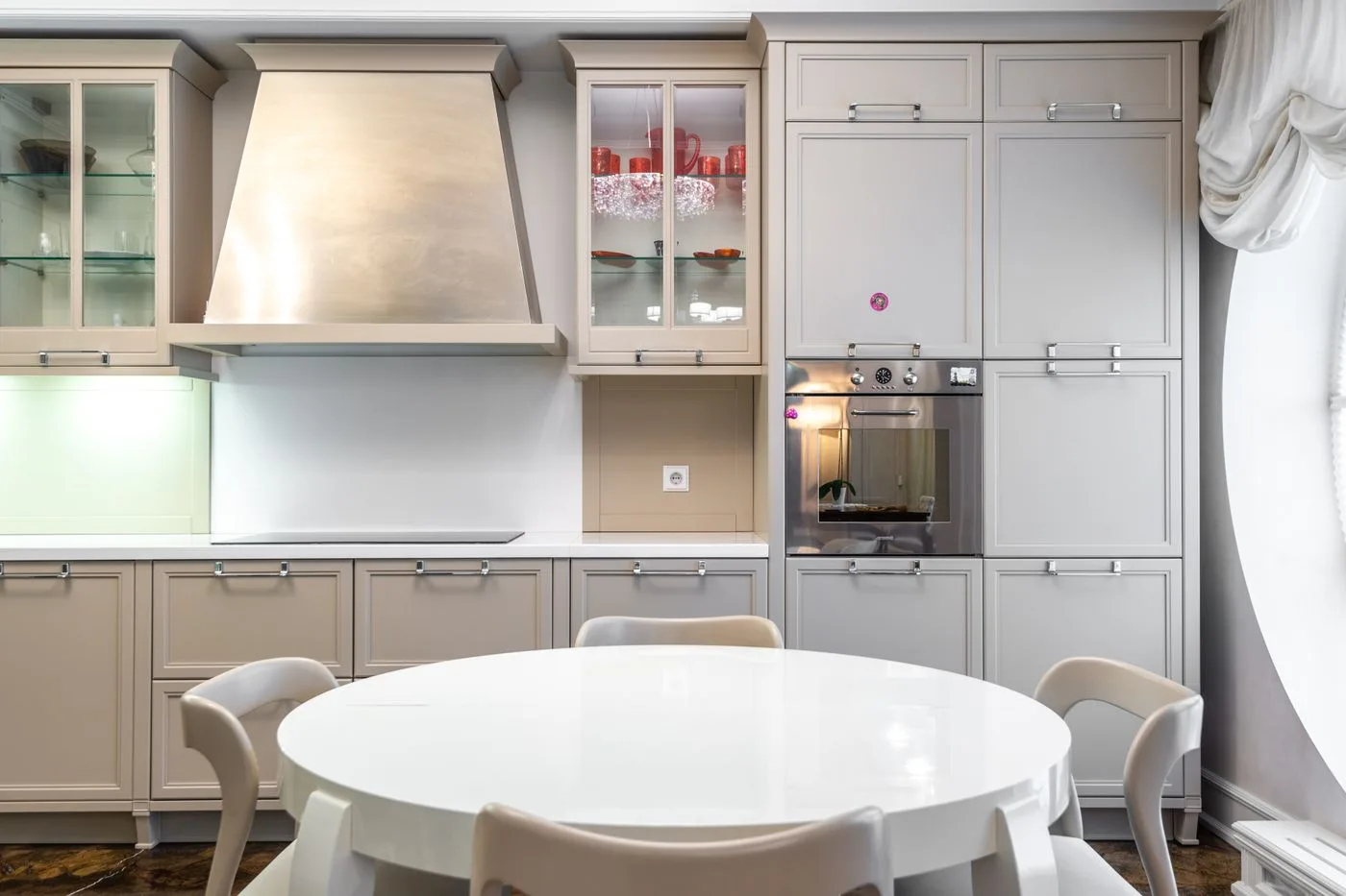 Modern kitchen in a Crescent Springs, KY home serviced by Edward's Appliance