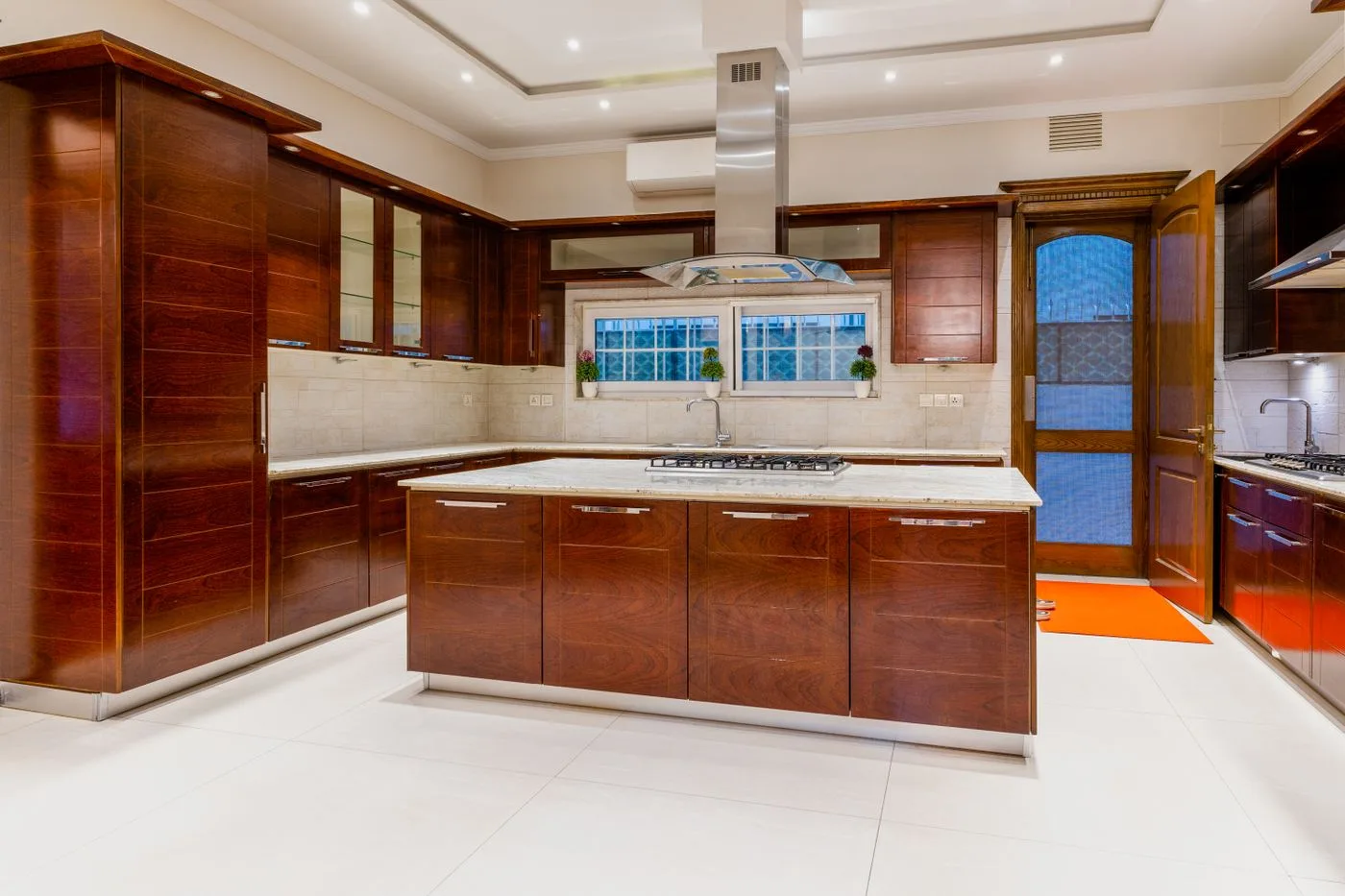 Modern kitchen in a Fort Mitchell, KY home serviced by Edward's Appliance