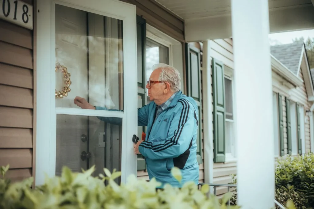 Appliance repair technician arriving at a Alexandria, KY home