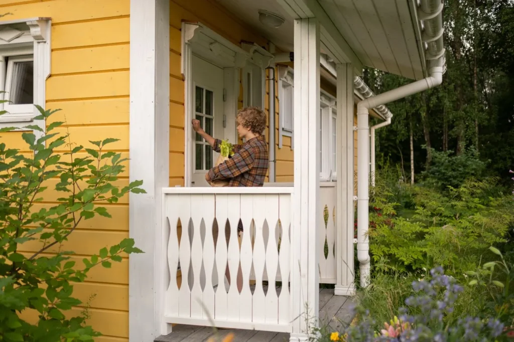 Appliance repair technician arriving at a Fort Mitchell, KY home