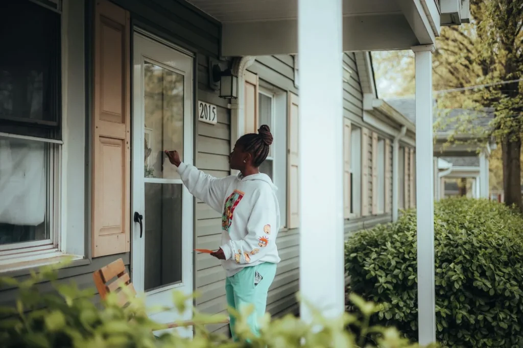 Appliance repair technician arriving at a Greendale, IN home